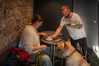 Usuario con su perro en una cafetería